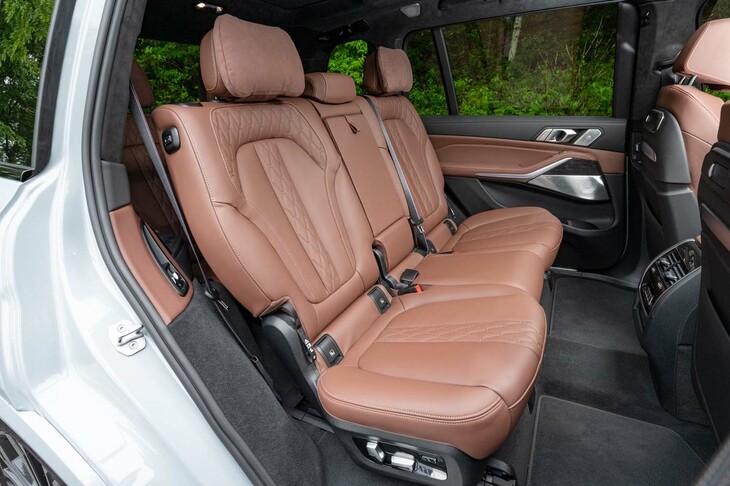 2列目シートには左右独立式のキャプテンシートもオプション設定されている。