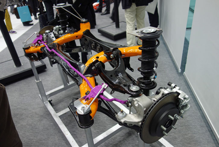 リアサスペンションはダブルウィッシュボーン式を採用。