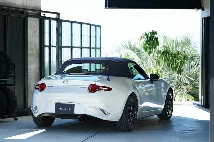 バネ下重量の軽減が図られ、より軽快な走りを実現したといわれる特別仕様車「ロードスター990S」。990kgというカタログ上の車重は、既存のベーシックモデル「S」と同値となっている。