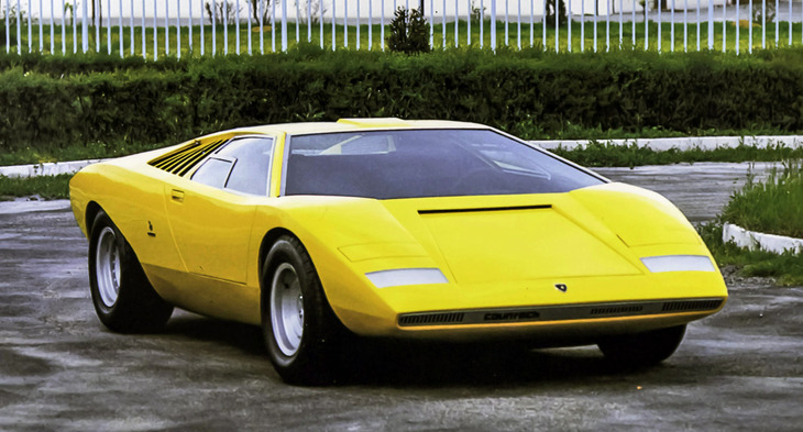 1971年に発表されたプロトタイプの「LP500」。市販モデルに見られる箱型のエアインテークなどはなく、「カウンタック」の”素”のスタイリングがよくわかる。
