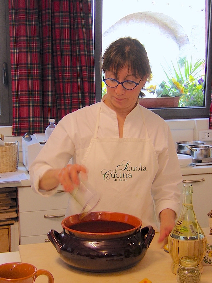 料理教室でレッスン中。外国人にはトスカーナ料理を教え、地元の人にはさまざまな地方の食文化を伝える。