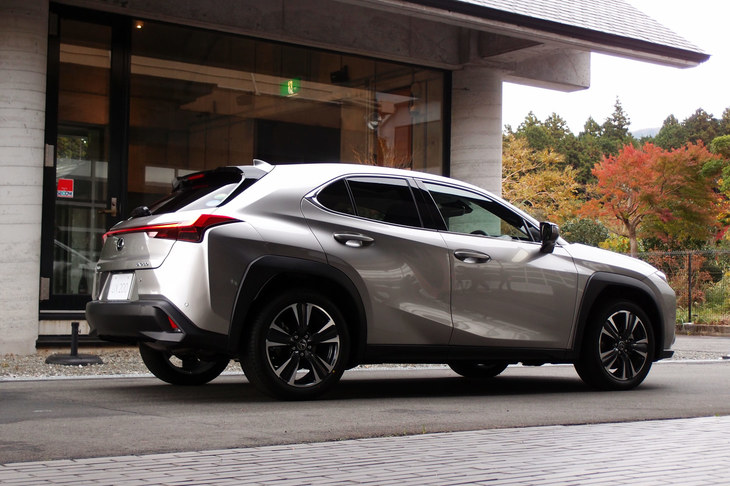 リアフェンダーを張り出させ、それを強調すべくリアセクションの上部を絞り気味にするなど、「レクサスUX」は基本となる車体の形状そのものに特徴が与えられている。