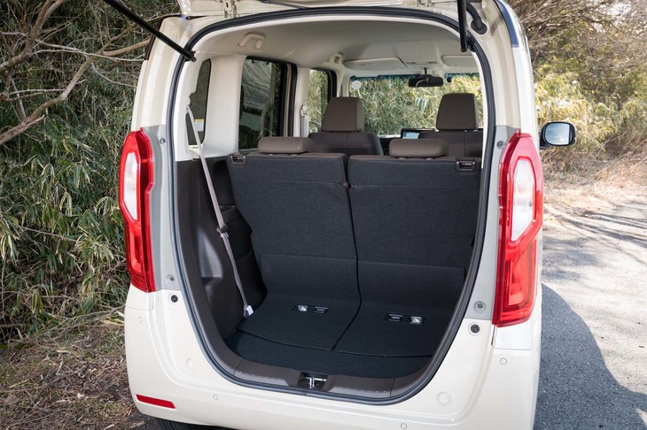 後席を一番前で固定した場合の奥行きは63cm。掃き出し部分の高さはわずか47cm（FF車）に抑えられている。