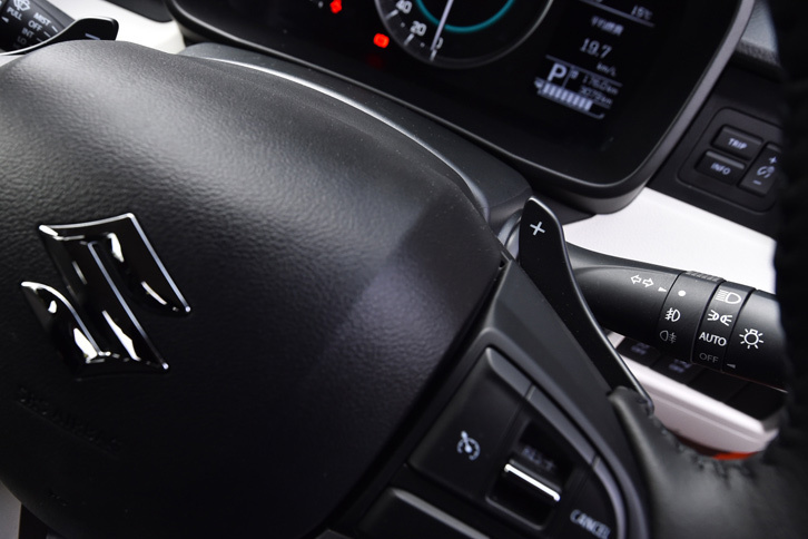 グレードは「ハイブリッドMG」「ハイブリッドMX」「ハイブリッドMZ」の3種類。上級モデルのハイブリッドMZには革巻きステアリングホイールやシフトパドルが備わる。