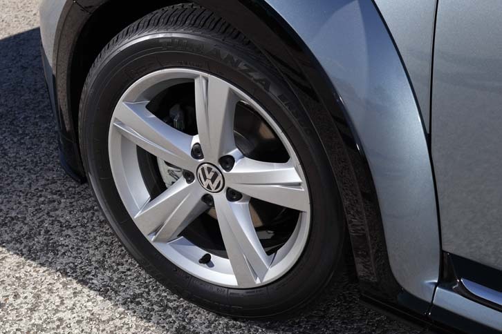 専用デザインの17インチアルミホイール。ホイールハウスを取り囲むブラックのモールディングは、「Rライン」の専用装備。