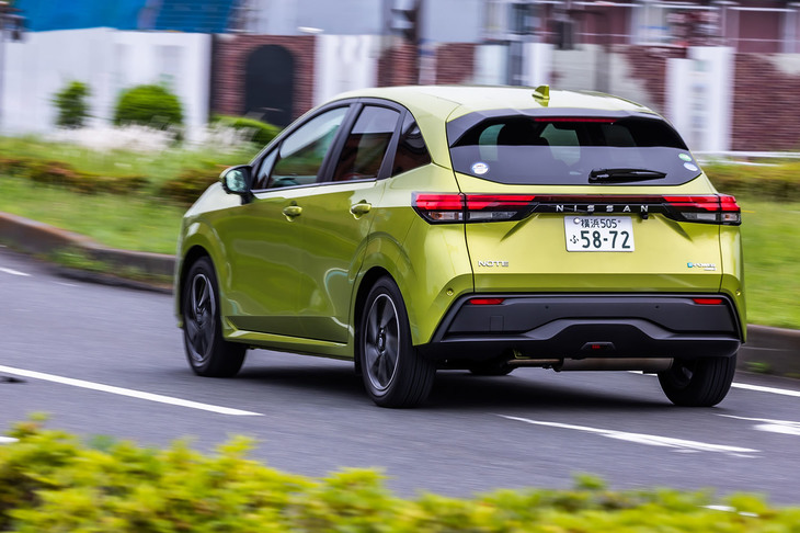 「ノートX FOUR」の最低地上高は、FWDモデルよりも5mm高い125ｍｍに設定されている。最小回転半径はFWDモデルと同じ4.9m。持ち前の小回りのよさは健在だ。