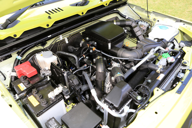 「ジムニー」のエンジンは、これまでは「キャリイ」や「エブリイ」などに搭載される古いK6A型だったが、今回の新型では、「ワゴンR」などの乗用モデルに広く搭載される、R06A型に変更された。