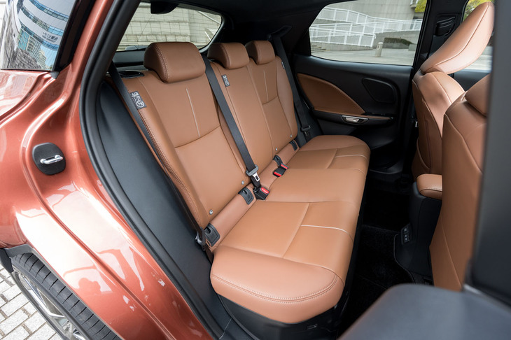 後席の広さは前後方向、左右方向ともに必要十分といった感じだが、シートの仕立てのよさもあって、乗り心地は良好だ。