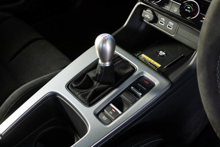 開発者が徹底的に操作フィールにこだわったという涙滴型のシフトノブと、質感の高いアルミ製のセンターコンソール。「レーシングブラックパッケージ」では、携帯端末用のワイヤレスチャージャーが標準で装備される。