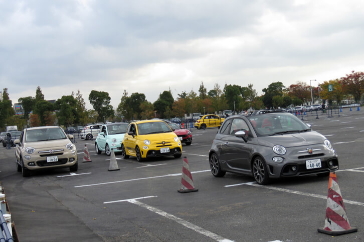 見ているだけでも十分に楽しいが、やっぱりクルマは運転してナンボ。アバルトデーでは、参加者が実際にクルマを運転する催しも用意されていた。こちらは特設コースでアバルトとフィアットのモデルを試乗できるテストドライブのコーナー。