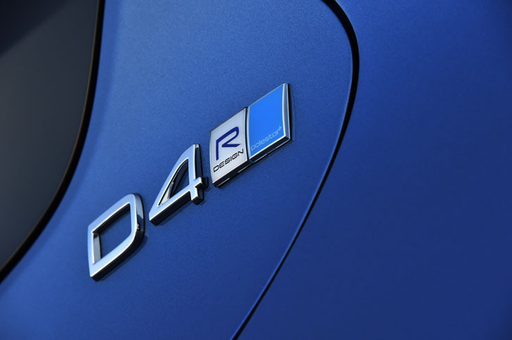 エンジンのアウトプットを増大させる「ポールスター・パフォーマンス・ソフトウェア」は、ディーラーにて組み込まれる。写真は、チューニング後に付与される専用のリアエンブレム。