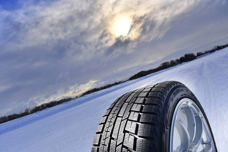 特徴的な左右非対称のトレッドパターンを持つ、スタッドレスタイヤ「アイスガード6 iG60」。イン側が氷上性能、アウト側は雪上性能が高い設計になっている。