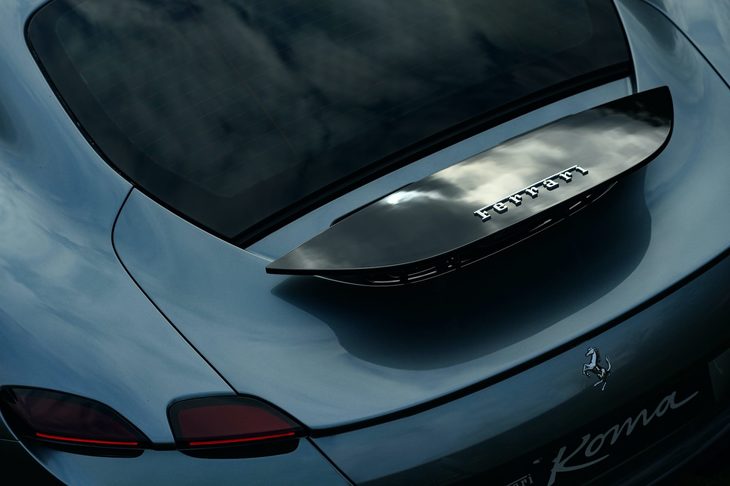 電動リアスポイラーは、速度と加速度に応じて3段階に自動調整される。