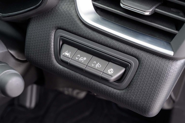 シートヒーターやレーンキープアシストなどのスイッチはステアリングポストの右側にレイアウトされている。