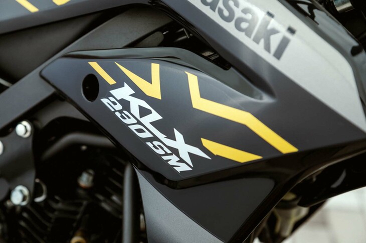 かつては「ヤマハWR250X」「ホンダCRF250M」なども存在した国産モタードだが、今日では「カワサキKLX230SM」が存在するのみとなっている。