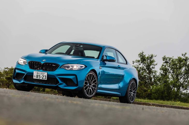 ベース車の「2シリーズ クーペ」と比べると、ブリスターフェンダーなどでフットプリントが拡大しているが、「M3／M4」と比べたらまだまだ小柄だ。