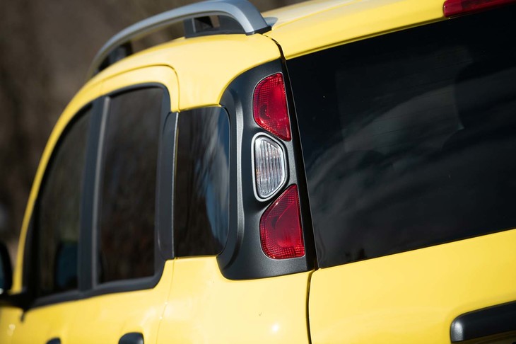 リアコンビランプのグラフィックも新しい。点灯部分以外は黒の樹脂パーツでカバーされている。