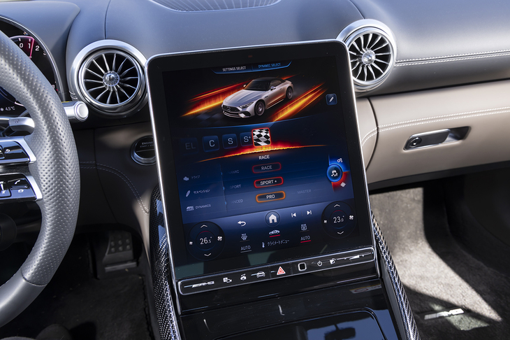 ドライブモードは「エレクトリック」「スポーツ」「スポーツ＋」など全8種類が備わっている。モード選択はセンターディスプレイでもステアリングのダイヤルでもできる。