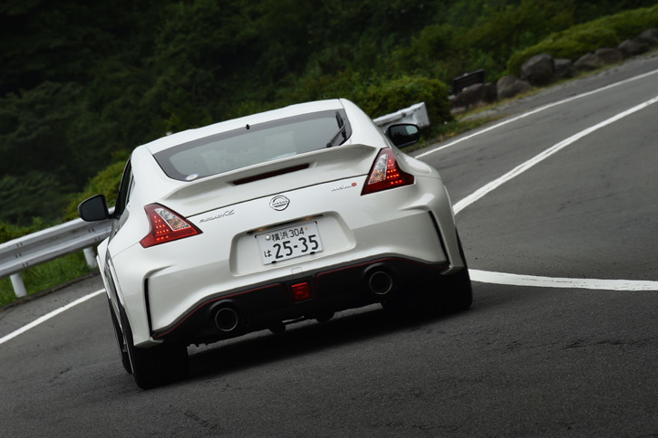 専用の空力パーツや幅広なタイヤをおさめるためのフェンダーモールの装着により、「NISMO」のボディーサイズは全長が70ｍｍ、全幅が25mm、標準車より拡大している。