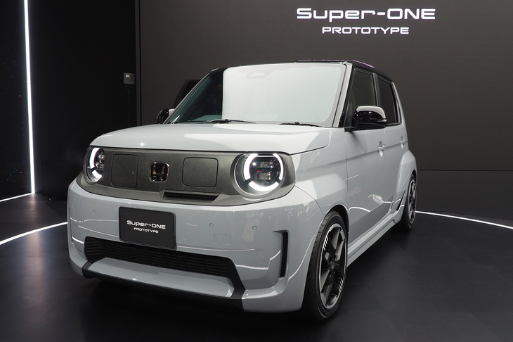 ちょっと取り澄ましたイメージだった今回のホンダブースだが、展示車両にはいかにもホンダらしい、身近でワクワクさせるモデルもたくさんあった。こちらはBEVのホットハッチ「Super-ONE Prototype（スーパーONE プロトタイプ）」。