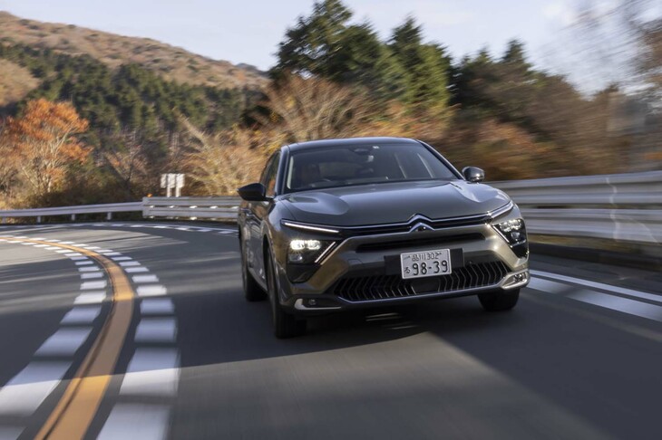 【シトロエンC5 Xシャイン パック】
	ボディーサイズ：全長×全幅×全高＝4805×1865×1490mm／ホイールベース：2785mm／車重：1520kg／駆動方式：FF／エンジン：1.6リッター直4 DOHC 16バルブ ターボ／トランスミッション：8段AT／最高出力：180PS（133kW）/6000rpm／最大トルク：250N・m（25.5kgf・m）/1650rpm／タイヤ：（前）205/55R19 97V／（後）205/55R19 97V（グッドイヤー・エフィシェントグリップ パフォーマンス）／燃費：--km/リッター／価格：530万円
	
	【取材時の燃費データ】
	テスト距離：307.0km（市街地1：高速道路7：山岳路2）／使用燃料：30.1リッター（ハイオクガソリン）／参考燃費：10.2km/リッター（満タン法）／10.4km/リッター（車載燃費計計測値）