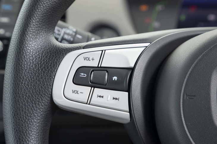 2本スポークステアリングホイールの左側スポークには、オーディオの操作スイッチが並ぶ。