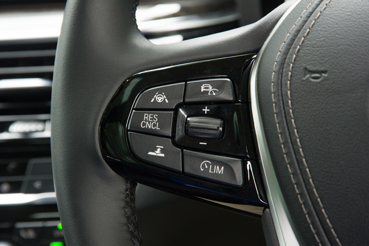 前走車追従クルーズコントロールの操作スイッチ。「5シリーズ」のADASは、センサーにステレオカメラとレーダーを併用するシステムをとっている。