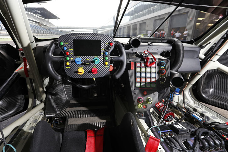 他の2台に比べると、がぜんレーシーな雰囲気に包まれる「911 RSR」のコックピット。ステアリングはCFRP製のマルチファンクションタイプで、中央にディスプレイが埋め込まれている。