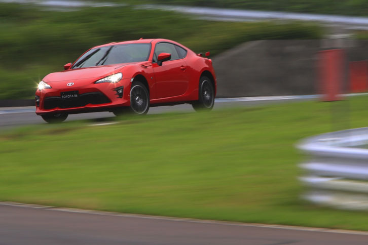 
	ドリフト走行する「86 GT“リミテッド”」。後期型では、操舵（そうだ）に対する応答性を向上させるべく、リアピラーのスポット溶接が増し打ちされている。
	