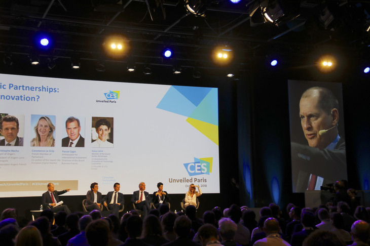 CESによる出張イベント、アンベールド・パリで。ビデオスクリーンに大写しされているのは、基調講演の進行役を務めるCESのG.シャピーロ氏。
