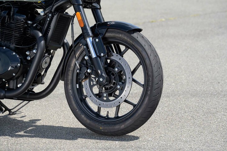 タイヤサイズは前が100/90-18、後ろが150/70R17。タイヤは印シアット製で、前がチューブレスバイアスの「ズーム クルーズzF」、後ろが同ラジアルの「ズーム ラッドスチールZ」だった。