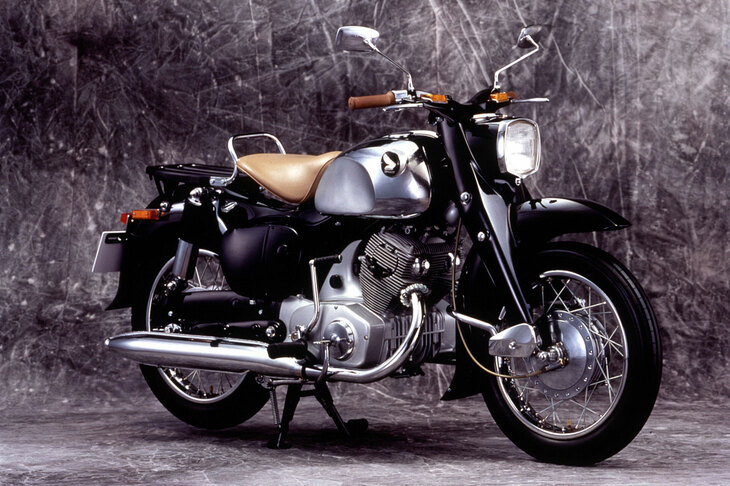 1957年に登場した「ホンダ・ドリームC70」。ホンダ初の2気筒エンジン搭載モデルだった。