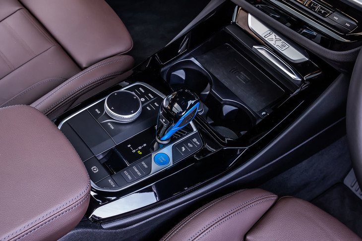 センターコンソールに「iX3」のロゴが備わるほか、スタート／ストップボタンやシフトセレクターなどに青色を配し、通常の「X3」との差異化が図られている。オーディオについては、464Wの高出力アンプと16個のスピーカーで構成されるharman/kardonサラウンドサウンドシステムが標準装備となる。