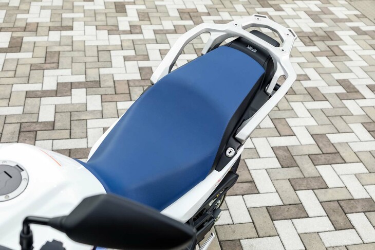 大型のアドベンチャーツアラーだけに、シート高は850mmとかなり高め。ただしスリムな車体形状もあって、スペックから想像されるほど足つき性は悪くない。後方には耐荷重8kgのキャリアが装備される。