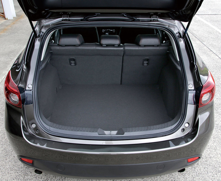 「マツダ・アクセラスポーツ」の荷室容量は364リッターと公称されている（FF・ガソリン車、VDA方式）。