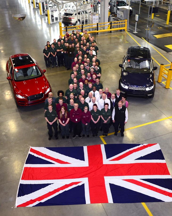 英国の老舗ブランド同士がひとつになったジャガー・ランドローバー。写真は平成29年（2017年）2月、英国ナンバーワンの自動車メーカーとなったことを記念して撮影されたもの。