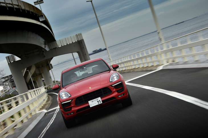 
	今回は、高速道路を主体に約250kmの距離を試乗。燃費は満タン法で7.7km/リッターを記録した。
	