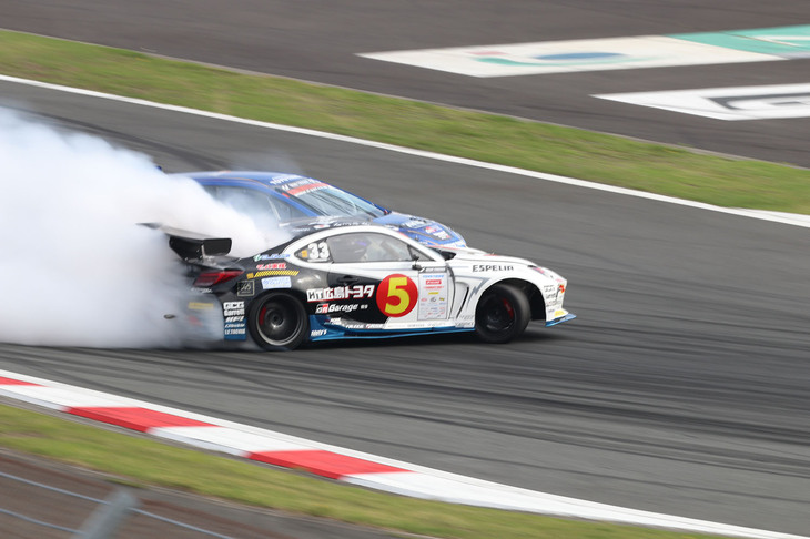 日本が生んだモータースポーツ「ドリフト」は、モーターファンフェスタの目玉のひとつ。「D1GPエキシビションマッチ ラウンドゼロ」の追走決勝の様子。Team TOYO TIRES DRIFT 2の「TOYO TIRES DRIFT GR COROLLA」を操る松山北斗選手と広島トヨタ TEAM マッハ✕DROO-Pの「HT・マッハ・DUNLOP 86」を操る石川隼也選手のバトル。勝利の女神は、松山選手にほほ笑んだ。