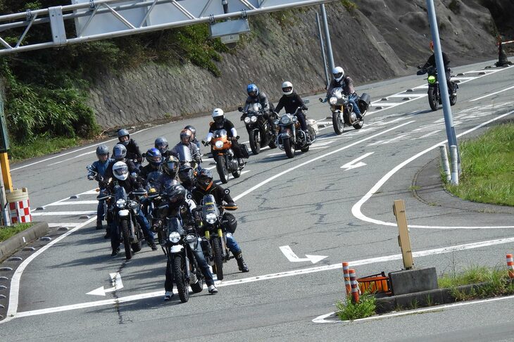 10時が迫ると、ディーラーのコミュニティーも続々と会場に到着。こちらは箱根ターンパイク方面から現れたロイヤルエンフィールドの一団。