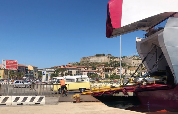 写真H。外国人観光客の「タイプ2キャンパー」（T2）が下船してきた。