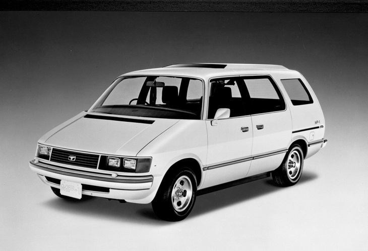 ミニバン的なコンセプトカーの一例。1975年の東京モーターショーに出展された「トヨタ・マルチパーパスワゴンMP-1」。「クラウン」のフレームシャシーにスライド式の左リアドアを備えた全長4.8mの大柄なボディーを架装。室内には革張りの立派なシートが2列配置され、今日のVIP向けラウンジ仕様のようなコンセプトだった。