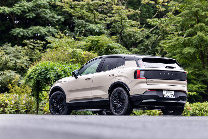 パワートレインこそ異なるものの、ツインモーター仕様のAWDモデル「P8 AWD」と、シングルモーター仕様のRWDモデル「P5」の外観上の違いは、テールゲートに備わるバッジ程度。後者には「EX30 P5 LONG RANGE」のバッジが付く。
