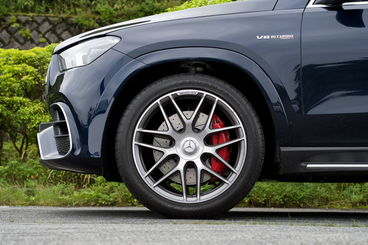 タイヤサイズは前が285/40ZR22、後ろが325/35ZR22と、非常に大径かつ幅広。試乗車にはヨコハマの高性能スポーツタイヤ「アドバンスポーツV107」が装着されていた。