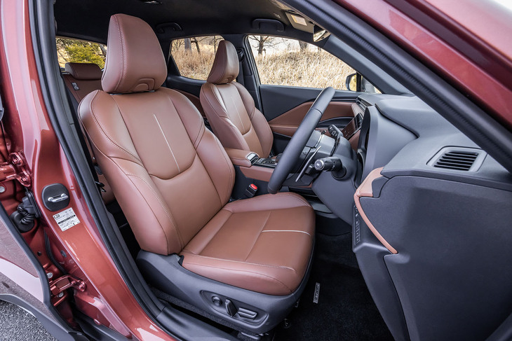 “Relax”グレードに備わるセミアニリンの本革シートは滑らかで、質感や発色にもこだわったという。着座位置を「ヤリス クロス」から15mm低めるなどし、ドライビングポジションの最適化も図られている。