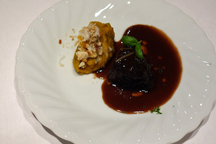 こちらは東京・駒形にあるナベノ-イズムの渡辺雄一郎シェフによるひと皿。名前は「和牛ほほ肉を赤ワインとオレンジでやわらかくブレゼ フランス プロヴァンス地方料理“ドーブの定義に基づいて”」。