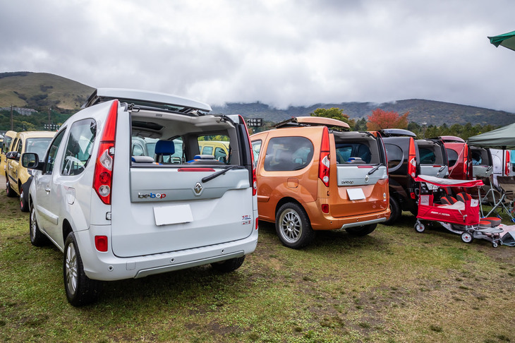 「カングー」のなかでは、ショートホイールベースの「ビボップ」は変わり種だが、サンルーフやオープントップを持つ実用的な遊びグルマとして人気は高いといわれる。