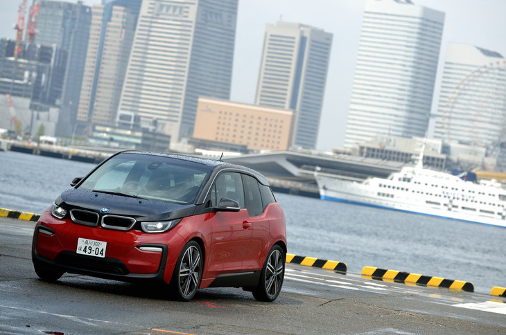 マイナーチェンジでデザインが手直しされた「i3」は、日本では2018年1月に発売された。0.65リッターの発電用エンジン（レンジエクステンダー）搭載モデルも選べるが、今回は純粋なEVバージョンに試乗した。