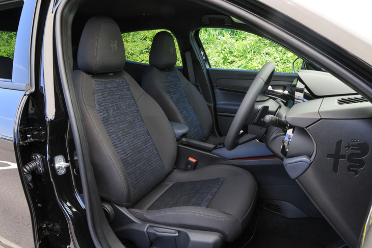 ヒーターを内蔵した手動調整式となる「ジュニア イブリダ コア」のフロントシート。表皮はファブリックで、シートバックにはビシォーネ（蛇）のデザインがあしらわれている。