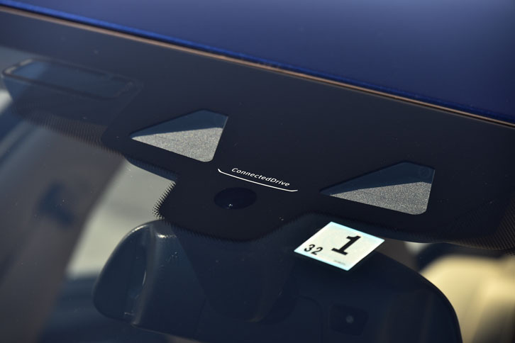 ウインドシールド上端のステレオカメラ（写真）。この他、ミリ波レーダーセンサーを前方に3基、後方に2基搭載している。