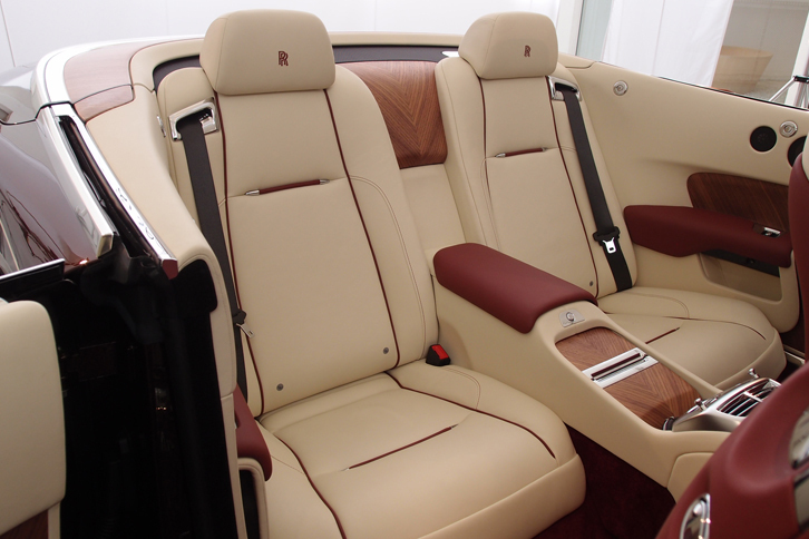 リアシートは、独立式の2座席。